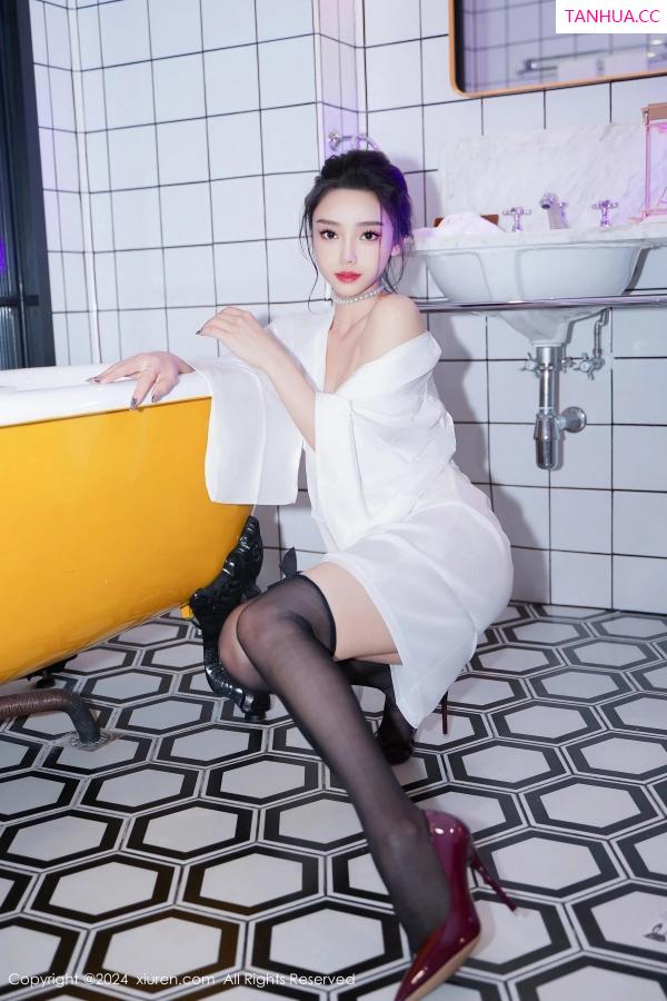  [XiuRen]高清写真图 2024.03.25 No.8283 苏曼兮 黑丝美腿第21张图片